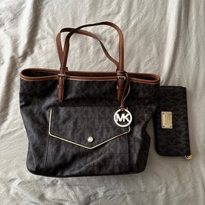 Michael Kors tote bag with wallet. Brown in color.